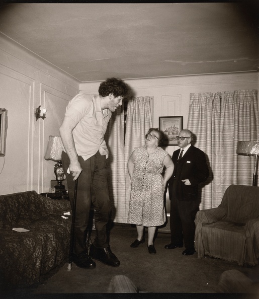  ARBUS DIANE 1923 1971 JEWISH GIANT AT HOME WITH HIS PARENTS IN BRONX N.Y. 1970